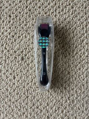 Black Derma Roller with Purple Needle Head – 0.25mm Micro-Needling Tool